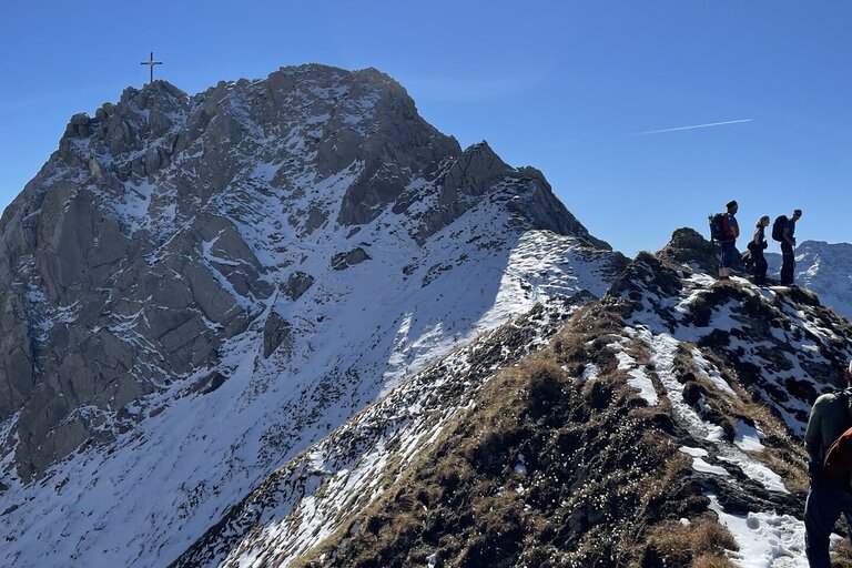 Berg mit Gipfelkreuz